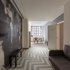Armani House, Superior In Center , Milano Italia